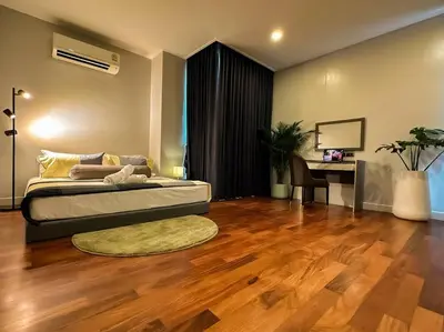 a living room with a bed and a desk at 1897summer villa 曼谷中心7卧Asok&Thong Lor800平米海天别墅 in Bangkok