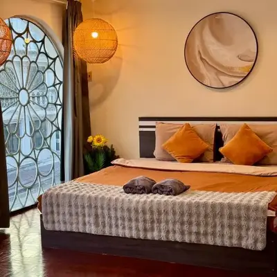 Private House 3 Suite Beds + Double Beds in Heart of Phromphong