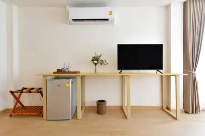 a desk with a television on top of it at Ratchathewi Hyde Away in Pratunam