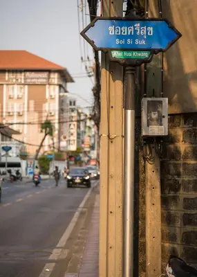 a blue street sign on the side of a building at Homies Ratchada Hotel in Bangkok