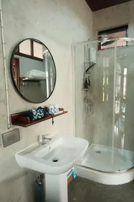 a bathroom with a sink and a mirror at Bannai Bangkoknoi บ้านในบางกอกน้อย in Ban Bang Bamru