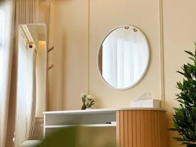 a mirror on the wall of a room at ห้องพักเมืองทองธานี Happiness Sleep P1 in Ban Song Hong