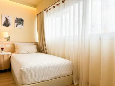 a bedroom with a bed and a window at ห้องพักเมืองทองธานี Happiness Sleep P1 in Ban Song Hong