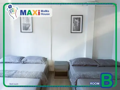 two beds in a bedroom with at MAXi MaMa Room in Bangkok