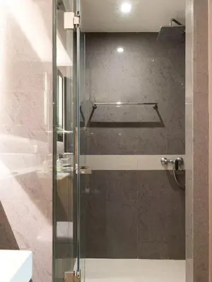 a glass shower door in a bathroom with a sink at bts thong lor \u6e38\u6cf3\u6c60-\u514d\u8d39\u65e0\u7ebf\u7f51\u7edc in Bang Khen