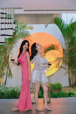 two women standing next to each other with an umbrella at \u66fc\u8c37\u6cf0\u5883\u5962\u5922\u5225\u5885 in Ban Nong Rong (1)