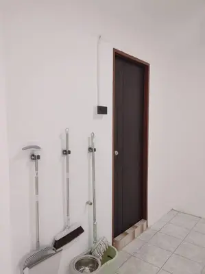a bathroom with two urinals in front of a door at \u8f89\u714c\u591c\u5e02 4\u623f\u6cf3\u6c60\u82b1\u56ed\u522b\u5885 \u8ba24\u65e5\u63d0\u4f9b\u514d\u8d39\u63a5\u673a\u4e00\u6b21 in Bangkok