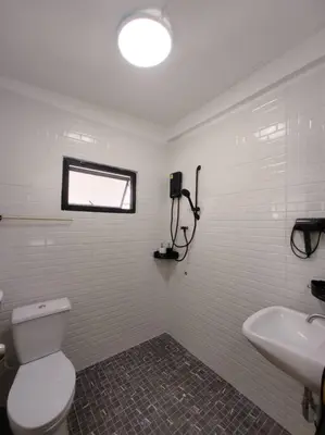 a bathroom with a toilet and a sink and a window at \u8f89\u714c\u591c\u5e02 4\u623f\u6cf3\u6c60\u82b1\u56ed\u522b\u5885 \u8ba24\u65e5\u63d0\u4f9b\u514d\u8d39\u63a5\u673a\u4e00\u6b21 in Bangkok