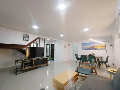 a living room with a couch and a dining room at \u8f89\u714c\u591c\u5e02 4\u623f\u6cf3\u6c60\u82b1\u56ed\u522b\u5885 \u8ba24\u65e5\u63d0\u4f9b\u514d\u8d39\u63a5\u673a\u4e00\u6b21 in Bangkok