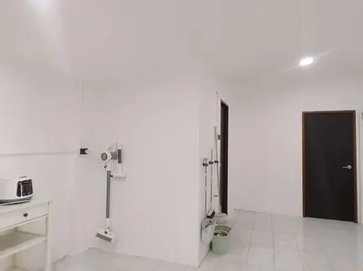 a room with white walls and a black door at \u8f89\u714c\u591c\u5e02 4\u623f\u6cf3\u6c60\u82b1\u56ed\u522b\u5885 \u8ba24\u65e5\u63d0\u4f9b\u514d\u8d39\u63a5\u673a\u4e00\u6b21 in Bangkok