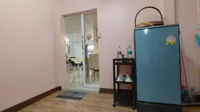 a blue refrigerator in a room with a glass door at \u66fc\u8c37\u8f89\u714c \u65fa\u4e2d\u5e26\u9759 \u5e26\u5ead\u9662\u76843\u4e2a\u623f\u95f4\u72ec\u7acb\u522b\u5885 \u9884\u8ba25\u5929\u4ee5\u4e0a\u63d0\u4f9b\u514d\u8d39\u63a5\u673a\u4e00\u6b21 in Bang Rak