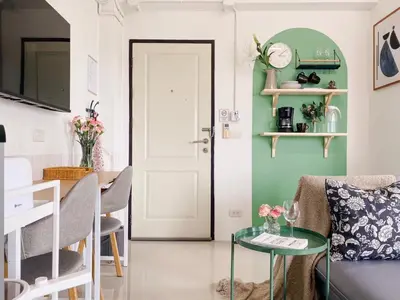 a room with a door and a table and chairs at The Giftown Bangkok, Talat Phlu in Thonhuri