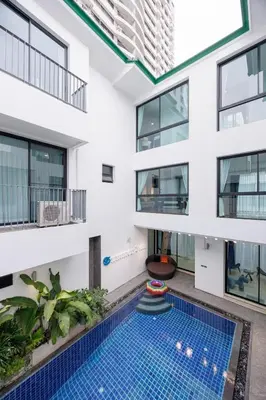 an apartment with a swimming pool in a building at \u66fc\u8c37\u5e02\u4e2d\u5fc3\u4e03\u5367\u5ba4\u72ec\u680b\u8c6a\u534e\u6cf3\u6c60\u522b\u5885 in Bangkok