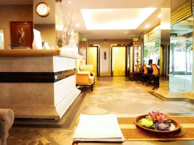 a lobby of a hotel with a table and chairs at Best Comfort Bangkok Hotel in Bangkok