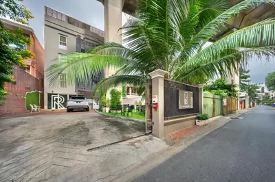 a palm tree on the side of a street at Ralph Poshtel Pratunam in Bangkok