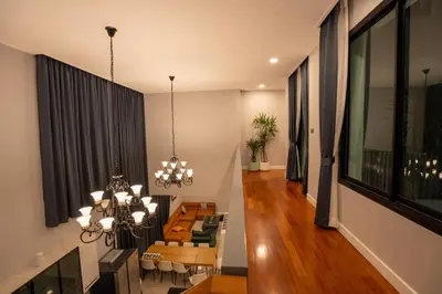 a living room with chairs and a chandelier at 943summer villa曼谷中心Asok&Tong lor800平海天别墅 in Bangkok