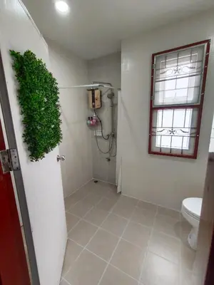 a bathroom with a toilet and a green plant at Be Cute#บ้านพักเหมาหลัง 6 ท่าน เด็ก0-7ขวบพักฟรี 2 ท่าน in Ban Khung Taphao