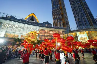 a crowd of people walking in front of a building at XX GO INN Asiatique BKK Charoen krung- โกอินน์ เอเซียทีค เจริญกรุง in Godown