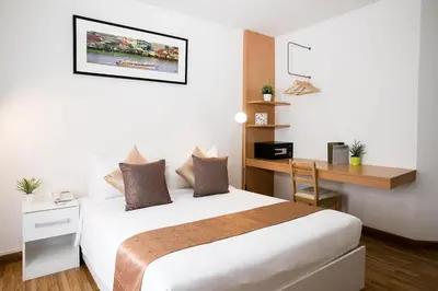 a hotel room with a bed and a desk at Anda Ramkhamhaeng By St James Hotel in Bangkok