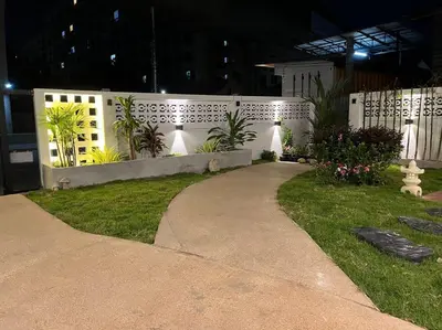 a walkway in a garden with plants and flowers at \u72ec\u7acb\u5ead\u9662 \u82b1\u56ed\u5f0f\u7684\u4e24\u5367\u4e24\u536b\u6c11\u5bbf \u8fd1mrt 2 in Bang O