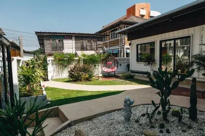 a house with a garden in front of it at \u72ec\u7acb\u5ead\u9662 \u82b1\u56ed\u5f0f\u7684\u4e24\u5367\u4e24\u536b\u6c11\u5bbf \u8fd1mrt 2 in Bang O