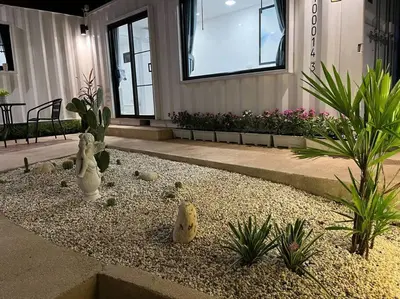 a garden with cacti and plants in front of a building at \u72ec\u7acb\u5ead\u9662 \u82b1\u56ed\u5f0f\u7684\u4e24\u5367\u4e24\u536b\u6c11\u5bbf \u8fd1mrt 2 in Bang O