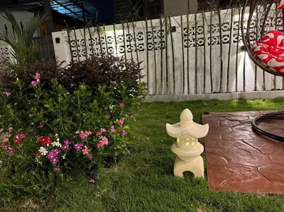 a statue of a hat sitting in the yard at \u72ec\u7acb\u5ead\u9662 \u82b1\u56ed\u5f0f\u7684\u4e24\u5367\u4e24\u536b\u6c11\u5bbf \u8fd1mrt 2 in Bang O