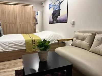 a living room with a bed and a couch at \u72ec\u7acb\u5ead\u9662 \u82b1\u56ed\u5f0f\u7684\u4e24\u5367\u4e24\u536b\u6c11\u5bbf \u8fd1mrt 2 in Bang O