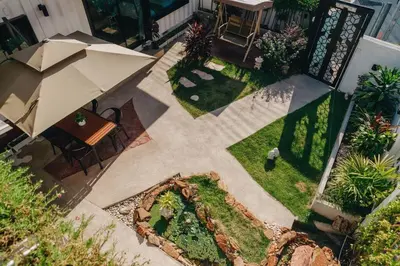 an overhead view of a garden with an umbrella at \u6d6a\u6f2b\u82b1\u56ed\u7684\u4e24\u5367\u6c11\u5bbf \u72ec\u7acb\u5ead\u9662 \u8fd1mrt 3 in Bang O