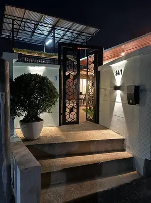 a stairway with a door and a plant on it at \u6d6a\u6f2b\u82b1\u56ed\u7684\u4e24\u5367\u6c11\u5bbf \u72ec\u7acb\u5ead\u9662 \u8fd1mrt 3 in Bang O