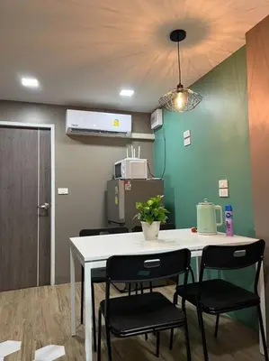 a room with a table and chairs in a room at \u6d6a\u6f2b\u82b1\u56ed\u7684\u4e24\u5367\u6c11\u5bbf \u72ec\u7acb\u5ead\u9662 \u8fd1mrt 3 in Bang O