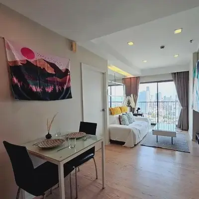 1BR at ThongLor BTS overlooking city with Workspace