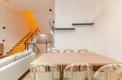 a dining room with a wooden table and chairs at \u66fc\u8c37\u8c6a\u534eIDEORama9\u8054\u6392\u522b\u5885 in Bangkok