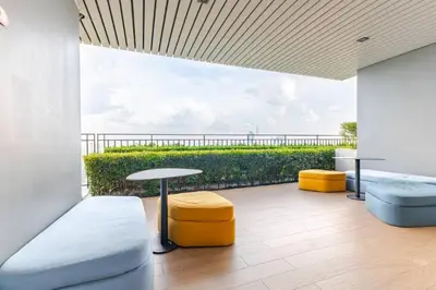 a room with a table and chairs and a balcony at \u66fc\u8c37\u8c6a\u534eIDEORama9\u8054\u6392\u522b\u5885 in Bangkok