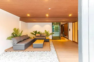 a living room with two couches and a table at \u66fc\u8c37\u8c6a\u534eIDEORama9\u8054\u6392\u522b\u5885 in Bangkok