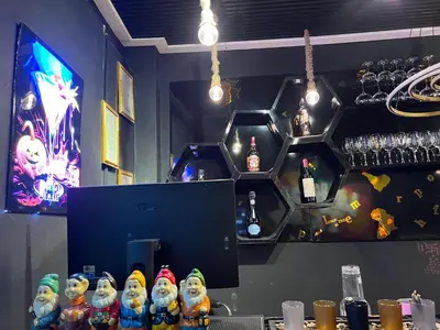 a bar with a bunch of birds sitting on a counter at Lemon Tree Hostel Khaosan in Bangkok