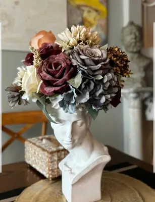 a bust of a woman with a bouquet of flowers on a table at Style Jaritz in Ban Bang Phai