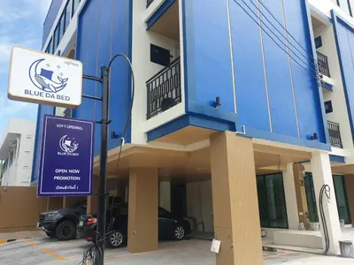 a blue building with a sign in front of it at Blue Da Bed บลูด้าเบด in Ban Khlong Khwang Klang