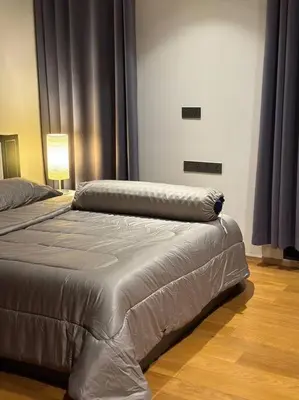 two beds in a room with a lamp and curtains at \u4e94\u5367\u5ba4\u6e38\u6cf3\u6c60\u522b\u5885 5 Bedrooms Pool Villa in Ban Bang Toei (1)
