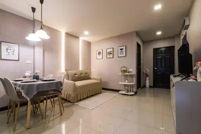 a living room with a table and a couch at BKK Sukumvit71 1 Bed 2 Bath 1 Living 1 Kitchen in Bangkok