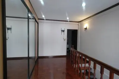 a hallway with white walls and a stair case at \u7e41\u534e\u4e0e\u5e7d\u9759\u7684\u8054\u6392\u522b\u5885 \u8fd1\u5e15\u84dd9,\u62c9\u731c\u8fbe\u5730\u94c1\u7ad9,\u8ba25\u665a\u514d\u8d39\u63a5\u673a\u4e00\u8d9f in Bangkok