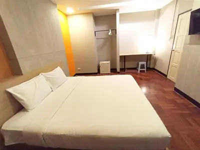 a bedroom with a large white bed in a room at XX GO INN BTS Surasak Silom bkk โกอินน์ บีทีเอส สถานีสุรศักดิ์ in Yan Nawa