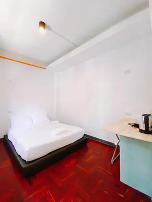 a white room with a bed and a desk at XX GO INN BTS Surasak Silom bkk โกอินน์ บีทีเอส สถานีสุรศักดิ์ in Yan Nawa