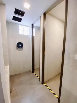 an empty hallway with a door and a window at XX GO INN BTS Surasak Silom bkk โกอินน์ บีทีเอส สถานีสุรศักดิ์ in Yan Nawa