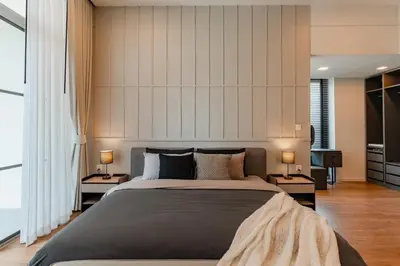 a bedroom with a large bed and two tables with lamps at \u8c6a\u534e\u522b\u5885\u7231\u4e4b\u5bb6Apao in Bangkok