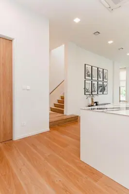 an empty room with white walls and wood floors at \u8c6a\u534e\u522b\u5885\u7231\u4e4b\u5bb6Apao in Bangkok