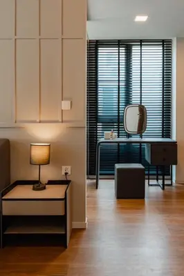 a living room with a table and a mirror at \u8c6a\u534e\u522b\u5885\u7231\u4e4b\u5bb6Apao in Bangkok