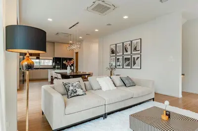 a living room with a couch and a table at \u8c6a\u534e\u522b\u5885\u7231\u4e4b\u5bb6Apao in Bangkok