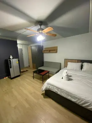 a bedroom with a bed and a ceiling fan at ไอริน ห้องพักรายวัน 2 in Thung Si Kan