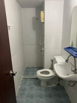 a bathroom with a toilet and a sink at ไอริน ห้องพักรายวัน 2 in Thung Si Kan